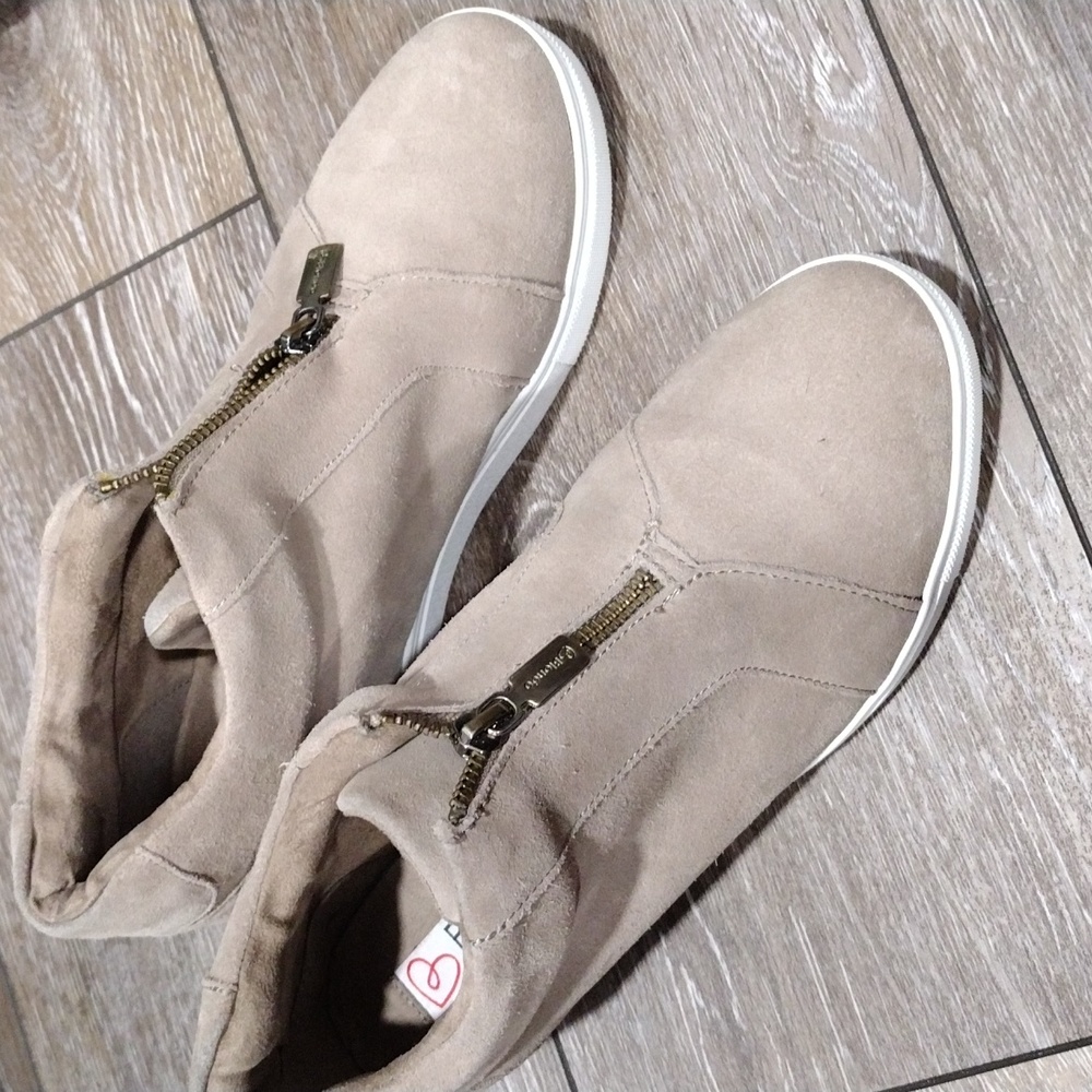 Blondo womens zip taupe suede ankle boots. Mint condition. Size 8